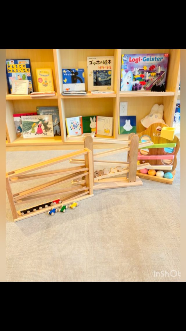 Cnoppには色々なスロープトイがあります♪
車やボールが坂道をコロコロ転がる様子に夢中になるお子さんも多いですよ。
目で追う力や手先の動き、集中力など、遊びながら自然と発達をうながしてくれるおもちゃです。
ぜひ手に取ってあそんでみてくださいね☺️
#認定こども園#立花愛の園幼稚園#幼稚園#尼崎#尼崎市#立花#兵庫県#尼崎の幼稚園#0歳児ママ#1歳児ママ#2歳児ママ#満3歳児保育#4歳児保育#5歳児保育#子育て支援センター#cnopp#クノップ #ママカフェ#おやこカフェ#木製玩具#知育玩具#スロープトイ
