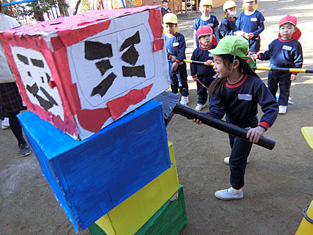 巨大だるま落としに挑戦 立花愛の園幼稚園