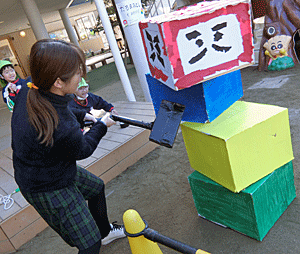 巨大だるま落としに挑戦 立花愛の園幼稚園