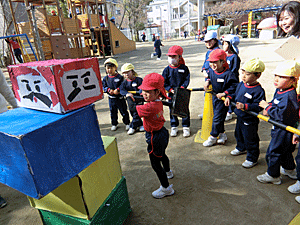 巨大だるま落としに挑戦 立花愛の園幼稚園